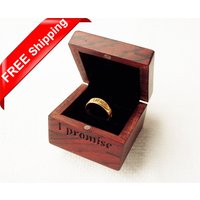 Personalisierte Premium Ringbox Aus Rotem Holz Mit Messing Scharnieren Und Personalisierter Lasergravur von iWoodShop