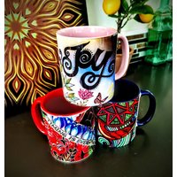 Tassen Fun Bright Coffee Büro Tasse Home Inspirierende Kunst Zeichnung Original Illustration Handgemacht Buntes Herz Regenbogen Sterne Mond Tassen Fun Bright Coffee Büro Tasse Home Inspirierende Kunst Zeichnung Original Illustration Handgemacht Buntes Herz Regenbogen Sterne Mond von icreatewithjoy