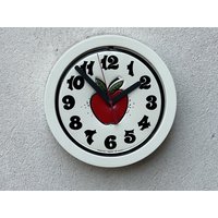 Vintage Rund Weiß Rot Apfel Küchen Wanduhr Von Spartus, Rosenquarz Uhrwerk von ilikemikes