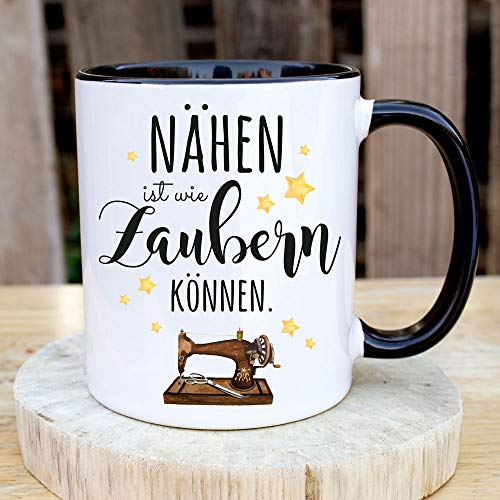 ilka parey wandtattoo-welt Tasse Becher mit Spruch nähen ist wie Zaubern können & Nähmaschine Motiv Sterne Kaffeebecher Geschenk Spruchbecher ts1070 - ausgewählte Farbe: *schwarz-weiß* von ilka parey wandtattoo-welt