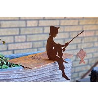 Kantenhocker Angler -Sitzend Auf Der Platte Sitzenbleiber Gartendeko Metall Rost Deko Für Den Garten Teich Balkon Beet von illuminodesign