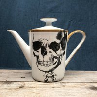 Kaffeekanne „Skull", Porzellan Mit Feiner Struktur Und Handgedruckten Siebdruckmotiv; Geschenk Für Gothik-, Anatomie - Gruselfreunde Kaffeekanne „Skull", Porzellan Mit Feiner Struktur Und Handgedruckten Siebdruckmotiv; Geschenk Für Gothik-, Anatomie - Gruselfreunde von iloika