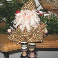 Santa - Upcycled Anstecker in Weihnachtsgrün Und Rotkariert Santa - Upcycled Anstecker in Weihnachtsgrün Und Rotkariert von inbeccascloset