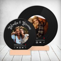 Personalisiertes Musik Vinyl Auf Acrylglas - Schallplatte Optik Geschenk Geburtstag Jahrestag Beste Freundin Freund Freunde Mit Holzständer von inkbuddies