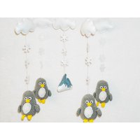 Baby Mobile Pinguine Geschenk Gehäkelt Pinguin Kinderzimmer Deko Wolken Schneeflocken Shower Für Neugeborene von innakozachuk