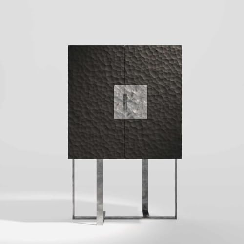interoknack Italienischer Luxus-Barschrank mit dimensionalen strukturierten Paneelen, moderner Aufbewahrungsschrank aus silbernem Eschenholz mit Chrom-X-Basis, Designer-Sideboard von interoknack