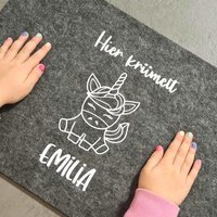 Personalisiertes Kinder Tischset Aus Filz - Hier Sitzt Name Mit Tiermotiv Löwe, Einhorn, Küken Oder Affe Personalisierte Platzmatte von irinaskreativewelt