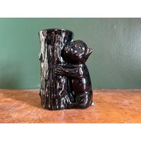 Vintage Blumentopf/Übertopf Mit Bär Und Baum. Markiert Usa 961. Woodlands Rustikale Natur Liebhaber Baum Cabin Decor Vintage Blumentopf/Übertopf Mit Bär Und Baum. Markiert Usa 961. Woodlands Rustikale Natur Liebhaber Baum Cabin Decor von ironboundvintage