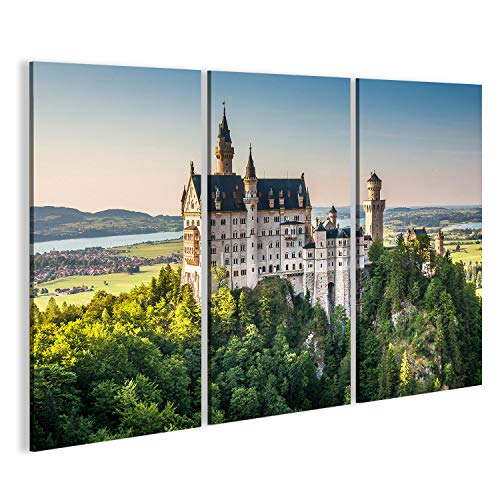 Bild auf Leinwand Schöner Blick auf das weltberühmte Schloss Neuschwanstein, das für König Ludwig II. erbaute romanische Wiederbelebungsschloss aus dem 19. Jahrhundert, in schönem Abendlicht von islandburner,