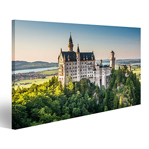 Bild auf Leinwand Schöner Blick auf das weltberühmte Schloss Neuschwanstein, das für König Ludwig II. erbaute romanische Wiederbelebungsschloss aus dem 19. Jahrhundert, in schönem Abendlicht von islandburner,