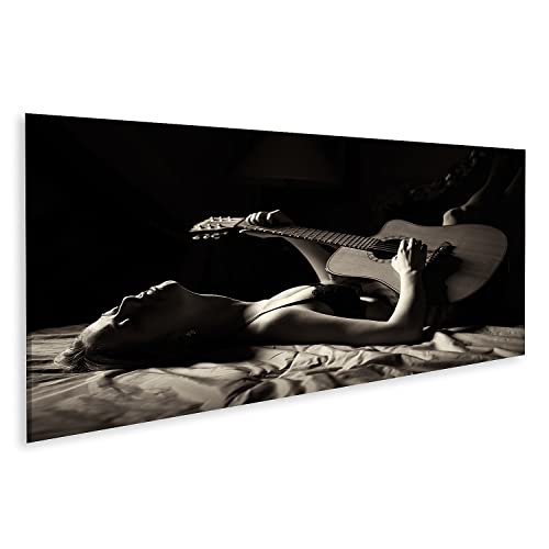 islandburner Bild auf Leinwand Frau im Bett liegend Gitarre spielend Schwarz Weiß Bild Wandbild Poster Kunstdruck Bilder von islandburner