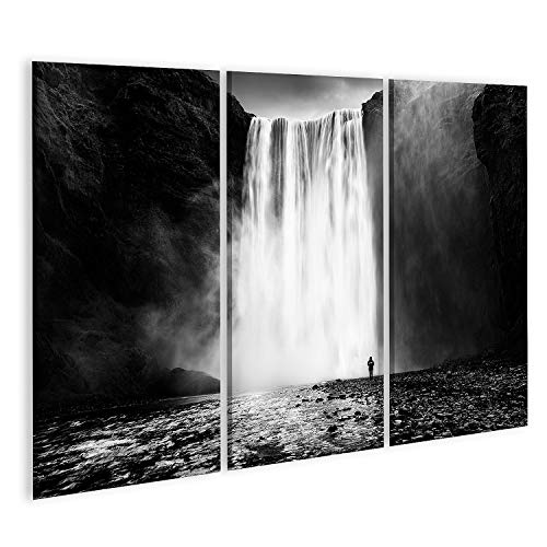 islandburner Bild auf Leinwand Skogafoss Wasserfall Einsamer Mann Fine Art Langzeitbelichtung Schwarz Weiß Landschaftsfotografie Sk Wandbild Leinwandbild Bilder für Wohnzimmer GDTT-3P von islandburner