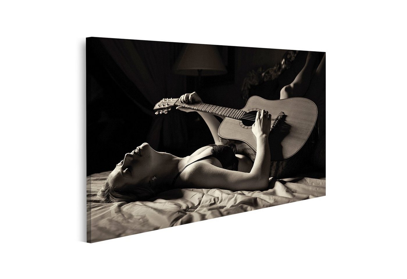 islandburner Leinwandbild Bild auf Leinwand Frau im Bett liegend Gitarre spielend Schwarz Weiß B von islandburner