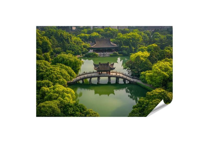 islandburner Poster Ruhiger Teich umgeben von üppigem Grün, Brücke führt zu friedlicher E islandburner Poster Ruhiger Teich umgeben von üppigem Grün, Brücke führt zu friedlicher E von islandburner