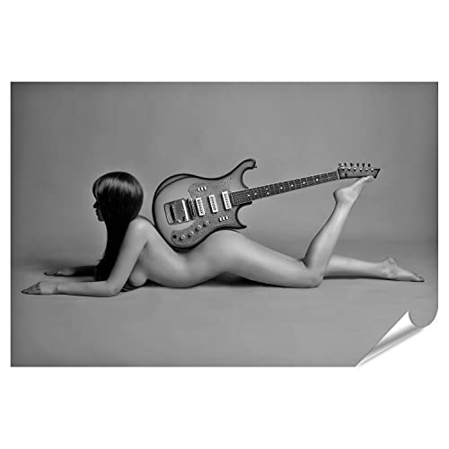 islandburner XXL Bild Poster Junge Sexy Frau Mit Gitarre Auf Dem Rücken Schwarz Weiß Pin Up Premium Bilder Fotodruck von islandburner