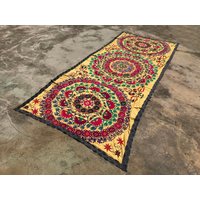 Große Seide Suzani Textil - Handgemachte Decke Große Tischdecke Alte Wandhängen Gelb Boho Stoff Vintage Bettbezug von istanbulcarpet
