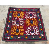 Handgemachte Vintage Suzani Tischdecke - Schwarz & Rot Wandbehang Handgemachte Vintage Suzani Tischdecke - Schwarz & Rot Wandbehang von istanbulcarpet