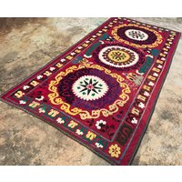 Vintage Suzani Stoff - 1975 Handgemachte Dunkelrosa Tagesdecke, Wandbehang von istanbulcarpet