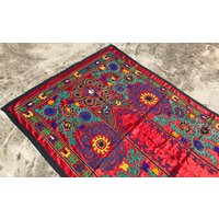 Vintage Rot Suzani Stoff, Handgemachter Baumwolle Seide Wandteppich, Türdesign Vintage Rot Suzani Stoff, Handgemachter Baumwolle Seide Wandteppich, Türdesign von istanbulcarpet