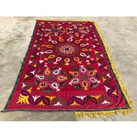 Rote Suzani Wandbehang - Handgemachter Bestickter Stoff, Gelbe Quaste von istanbulcarpet