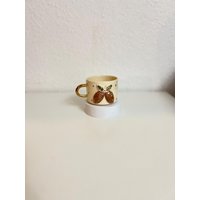 Handgemachte Weihnachtstasse Mit Tannenzapfen-Design - Becher Goldenen Details von itsARTIQUE