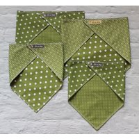 Bandana Hundehalstuch Beidseits Zu Tragen. Klettverschluss. Hauptfarbe Grün. Mit Weißen Sternen Und Punkten. 2 Varianten Größen Bandana Hundehalstuch Beidseits Zu Tragen. Klettverschluss. Hauptfarbe Grün. Mit Weißen Sternen Und Punkten. 2 Varianten Größen von itsadog