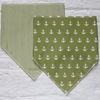Bandana Hundehalstuch Beidseits Zu Tragen. Klettverschluss. Hauptfarbe Grün. Mit Weißen Streifen Oder Ankern. 2 Varianten. 52 cm Bandana Hundehalstuch Beidseits Zu Tragen. Klettverschluss. Hauptfarbe Grün. Mit Weißen Streifen Oder Ankern. 2 Varianten. 52 cm von itsadog
