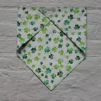 Bandana Hundehalstuch Mit Klettverschluss. Grün Weiß. Klee. Kleeblätter. Irland. Verschiedene Größen Bandana Hundehalstuch Mit Klettverschluss. Grün Weiß. Klee. Kleeblätter. Irland. Verschiedene Größen von itsadog