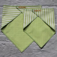 Bandana Hundehalstuch in Grün Weiß Eine Seite Gestreift, Gepunktet. Beidseits Zu Tragen. Verschiedene Größen Bandana Hundehalstuch in Grün Weiß Eine Seite Gestreift, Gepunktet. Beidseits Zu Tragen. Verschiedene Größen von itsadog