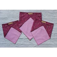 Bandana Hundehalstuch in Pink Mit Kleinen Streu - Blümchen. Rückseite Einfarbig Rosa. Beidseits Zu Tragen Bandana Hundehalstuch in Pink Mit Kleinen Streu - Blümchen. Rückseite Einfarbig Rosa. Beidseits Zu Tragen von itsadog