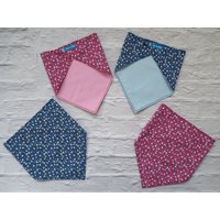 Bandana Hundehalstuch in Pink Oder Blau. Muster Kleine Streublumen. Verschiedene Größen Bandana Hundehalstuch in Pink Oder Blau. Muster Kleine Streublumen. Verschiedene Größen von itsadog