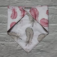 Bandana Hundehalstuch in Rosa Und Grau - Beige. Motiv Federn. Beidseitig Zu Tragen. Verschiedene Größen Bandana Hundehalstuch in Rosa Und Grau - Beige. Motiv Federn. Beidseitig Zu Tragen. Verschiedene Größen von itsadog