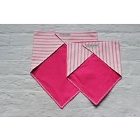 Bandana Hundehalstuch in Rosa Weiß Gestreift. Rückseite Pink. Beidseits Zu Tragen. Verschiedene Größen Bandana Hundehalstuch in Rosa Weiß Gestreift. Rückseite Pink. Beidseits Zu Tragen. Verschiedene Größen von itsadog