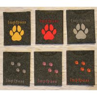 Impfpasshülle Tasche Für Impfausweis Hund Katze in Grau Mit Aufgestickten Pfoten von itsadog