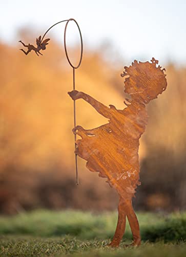 Große Deko Figur Feenfängerin mit Fee auf Platte H:100 cm im Rost Design - Rostfigur für den Garten, Gartendeko, Metalldeko von itsisa