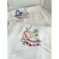 Ein Paar Vintage Herbst Muster Bestickte Mehlsack Handtücher von ivyandmaplestore