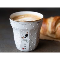 Schneemann Porzellantasse - Handgefertigte Wintertasse Für Gemütliche Heißgetränke Schneemann Porzellantasse - Handgefertigte Wintertasse Für Gemütliche Heißgetränke von iyestudio