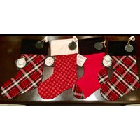 Rot-Schwarz-Flanell Und Karierte Weihnachtsfeiertags-strümpfe Mit Tafel-Holz-Namenskreisen - Verkauft Als 4Er-Set Rot-Schwarz-Flanell Und Karierte Weihnachtsfeiertags-strümpfe Mit Tafel-Holz-Namenskreisen - Verkauft Als 4Er-Set von jackandtheos