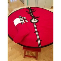 Roter Flanell-Crosshatch Gesteppter Baum-Rock Mit Schwarz-Weißem Band-Detail, Funkelnden Knöpfen Und Schwarzen Schleifenbändern Roter Flanell-Crosshatch Gesteppter Baum-Rock Mit Schwarz-Weißem Band-Detail, Funkelnden Knöpfen Und Schwarzen Schleifenbändern von jackandtheos