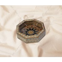 Achteckige Dekorative Schale, Die Aus Eichen - Und Nussbaumholz Mit Perlmutt Gefertigt Ist. Wird Diese Besondere Kaffeetafel Aufwerten von jamilarabesque