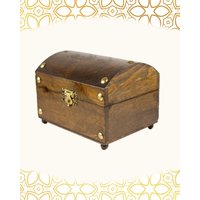 Die Koranbox Mit Einer Gekordelten Glasfront Kommt Kopie Des Korans Und Einem Gebogenen Deckel, Der Messingnägeln Verziert Ist von jamilarabesque