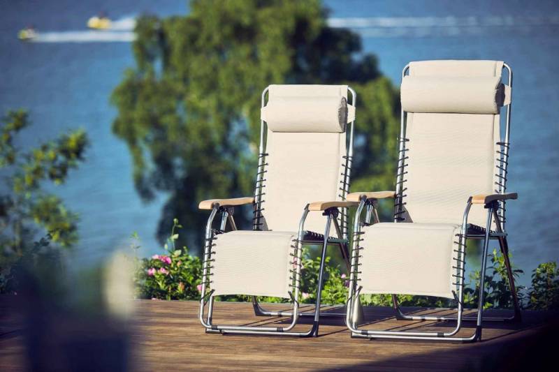 Fiam Gartenliege Movida Soft XXL aus Aluminium, Natur, stufenlos verstellbar, Armlehnen aus Eschenholz von Fiam