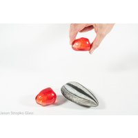 Eine Kleine Rote Solide Geformt Glas Granatapfel Samen Erstellt Von Jason Stropko von jasonstropko