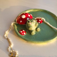 Frosch-Ton-Teller - Pilz-Schmucktablett Bemalte Keramikplatte, Frosch-Ring-Teller, Niedlicher Ton-Frosch-Tablett Gemalter Rock von jemensistudio