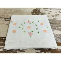 Vintage Kissenbezug, Blumen Bestickt Und Kreuz Genäht Hand Bestickter Gehäkelter Rand Rosa/Weiß von jennypennymercantile