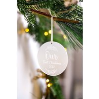 Unser Erster Gemeinsamer Weihnachtsbaum Ornament Mit Satinband | Graviertes Gefrostetes Acryl von jesslovesjoe