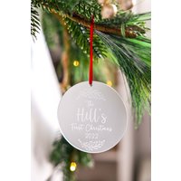 Personalisierte Familie Oder Ehepaar Erste Weihnachtsbaumschmuck Mit Satinband | Graviertes Gefrostetes Acryl von jesslovesjoe