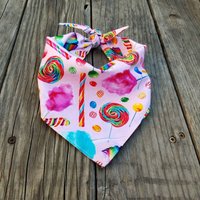 Handgemachtes Hundehalstuch Mit Candy Print Pinker Regenbogen Baumwollstoff von jinastitchhouse