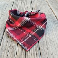Handgemachtes Kariertes Hundehalstuch in Rot & Schwarz Mit Buffalo Karo Muster von jinastitchhouse