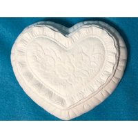 Diy Keramik - Handgemachte Herzförmige Schmuckschatulle Auf Etsy Valentinsgeschenk Schmuckstück Oder Süßigkeitenschale Qualitätskeramik von jmdceramicsart